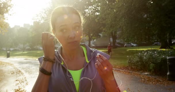 Fitness Löpning Och Lyssna Musik Med Kvinnan Utomhus Parken För — Stockvideo