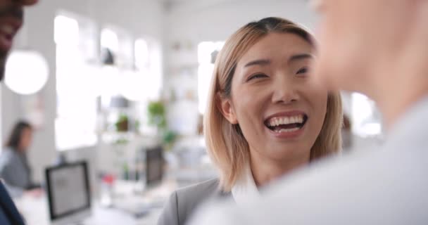 オフィスで彼女のチームと話しているビジネスアジアの女性との顔 コミュニケーション コラボレーション マーケティング チームワーク 女性従業員とのミーティング企業の同僚グループとの仕事で — ストック動画