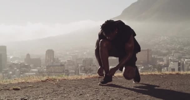 Біг Дорога Чорні Ноги Пов Язуючи Взуття Тренувань Тренування Відкритому — стокове відео