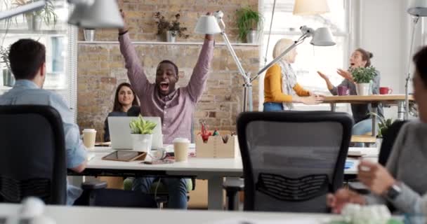 Erfolgreicher Deal Und Gewinner Mit Geschäftsleuten Und Laptop Mit Applaus — Stockvideo