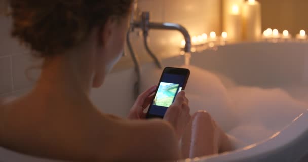 Kadın Küvet Banyoda Sosyal Medya Için Telefon Kullanmak Fotoğrafçılık Kaydırma — Stok video