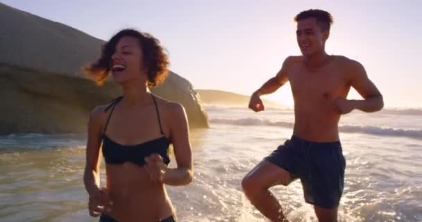 Amor Corrida Casal Praia Pôr Sol Brincando Vínculo Água Rindo — Vídeo de Stock
