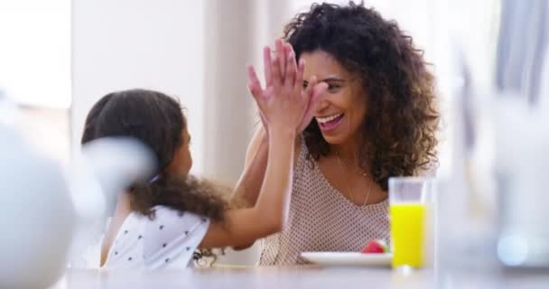 Mama Dziecko Przybij Piątkę Zdrowe Śniadanie Nawiązywanie Więzi Lub Szczęśliwy — Wideo stockowe