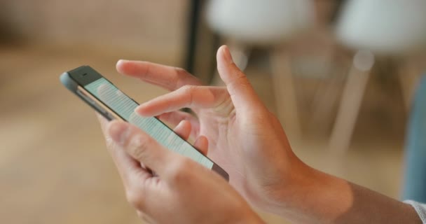 Mains Smartphone Femme Sur Application Médias Sociaux Pour Connexion Ligne — Video