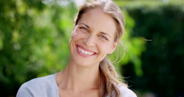 Mujer Madura Sonrisa Retrato Naturaleza Para Cara Feliz Relajarse Vacaciones — Vídeo de stock