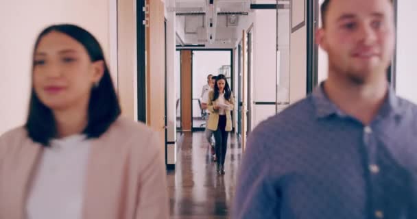 团队和商人在工作 步行和多样性在创业的早上 办公室 一群员工在一家公司的走廊里一起工作 — 图库视频影像