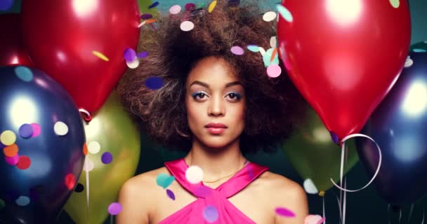 在生日活动或庆祝活动中 黑人妇女 非洲裔或派对气球上有意大利面 无聊的面部表情和时尚服装 演播室模特或时髦发型或社交焦虑 — 图库视频影像