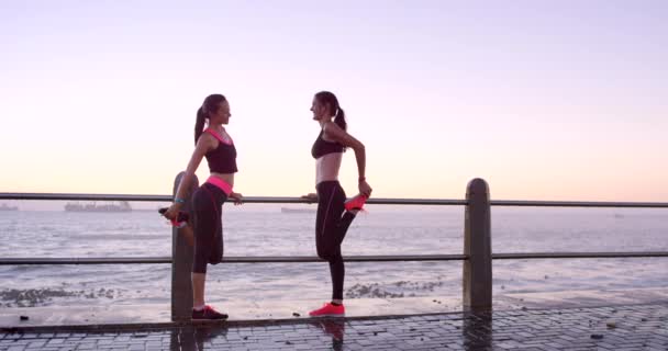 Rozciąganie Bieganie Zachód Słońca Kobietami Plaży Treningu Cardio Treningu Razem — Wideo stockowe