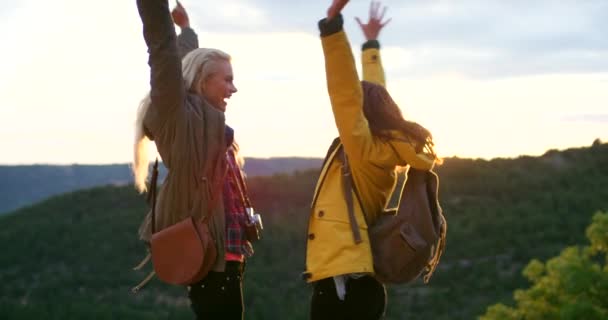 Przyjaciele Sukces Turysty Szczęście Górach Wolność Podróży Wakacji Letnich Lub — Wideo stockowe