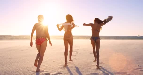 Vänner Löpning Och Strandsemester Sommar Och Bikini För Att Bada — Stockvideo
