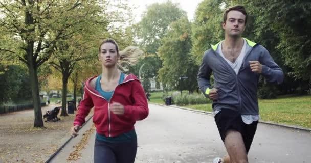 跑步或在街上 自然公园或路上跑步以进行锻炼 健身或马拉松比赛的夫妇 体育能量或朋友促进健康运动 跑步训练或共同进行有氧运动 — 图库视频影像