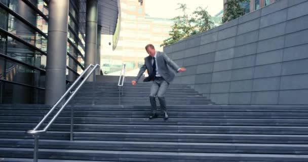 Baile Éxito Hombre Negocios Celebración Pasos Caminando Después Una Entrevista — Vídeos de Stock