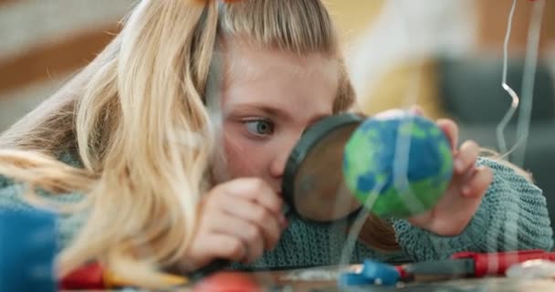 Barn Förstoringsglas Och Vetenskap Jordklotet För Planetforskning Eller Kreativt Solsystem — Stockvideo
