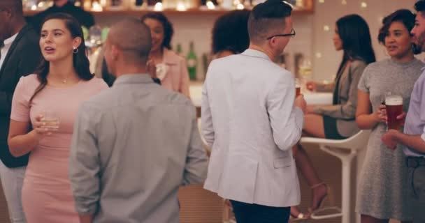 Przyjaciele Weseli Towarzyscy Imprezie Imprezie Lub Wspólnym Świętowaniu Drinków Szampana — Wideo stockowe