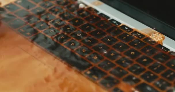 Chlapanie Kawą Klawiatura Laptopa Wypadek Płynem Katastrofa Pomyłka Gorącym Napojem — Wideo stockowe