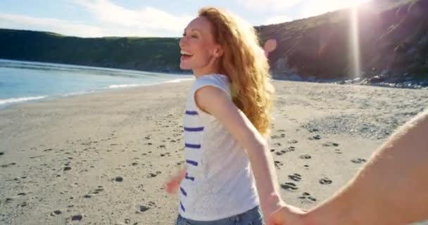 Para Trzymających Się Ręce Plaża Podróż Przygodą Wakacje Nad Oceanem — Wideo stockowe