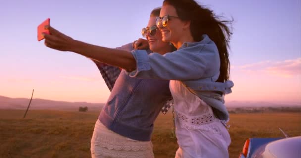 Selfie Przyjaciele Kobiety Świeżym Powietrzu Zachód Słońca Podróży Letnie Wakacje — Wideo stockowe
