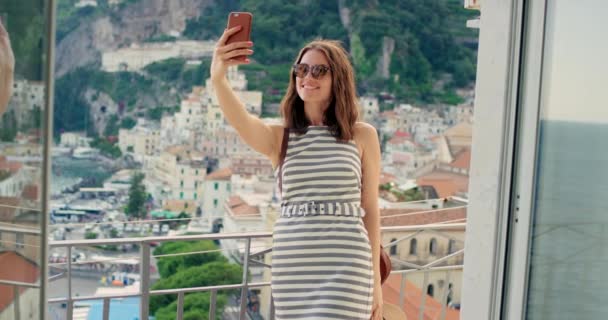 Kobieta Telefon Selfie Podróży Krajobrazem Miasta Letnie Wakacje Lub Podróż — Wideo stockowe