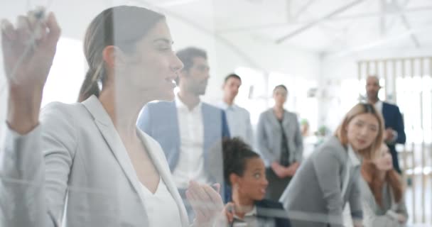 オフィスでのチームワーク コラボレーション ブレインストーミングで マネージャーライティング会社戦略を持つガラス プレゼンテーション ビジネスの人々 上司の女性 従業員の関与と計画のアイデア — ストック動画