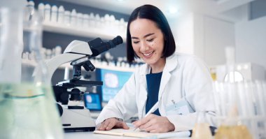 Veri analizi, araştırma ve test sonuçları için laboratuarda bulunan bilim, notlar ve kadın mikroskop teknolojisi yeniliğiyle sonuçlanır. Klinikteki yazma, defter ve Asyalı eczacı veya bilim adamı.
