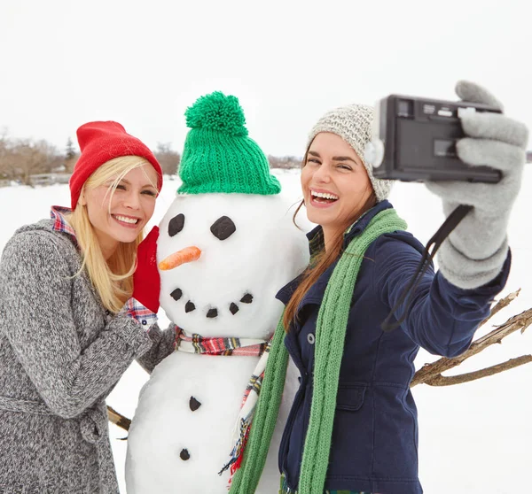 Selfie Χιονάνθρωπος Και Χειμώνα Τις Γυναίκες Φίλους Λήψη Μια Φωτογραφία — Φωτογραφία Αρχείου