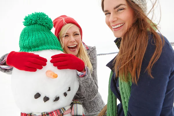Χιόνι Φίλοι Και Διακοπές Χειμώνα Ένα Αστείο Χιονάνθρωπο Στο Κρύο — Φωτογραφία Αρχείου