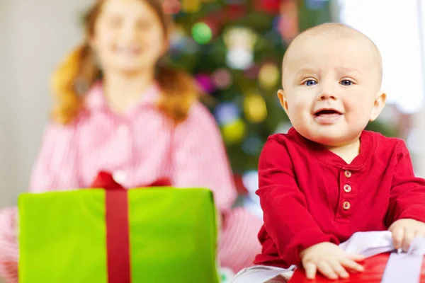 Переживає Своє Перше Різдво Милий Маленький Хлопчик Відкриває Різдвяний Подарунок — стокове фото