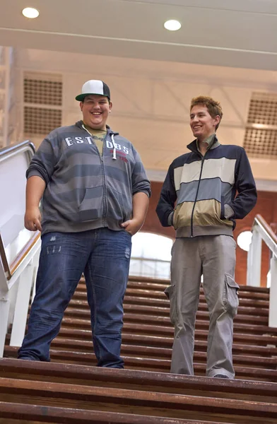 二人の若い男が階段を一緒に歩いている — ストック写真