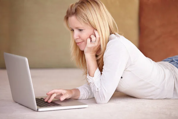 Nadrabiam Zaległości Mediach Społecznościowych Piękna Dojrzała Kobieta Pracująca Laptopie Leżąc — Zdjęcie stockowe