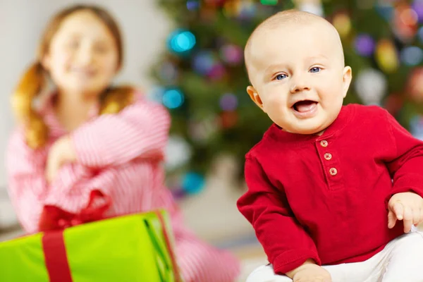 Щасливих Різдвяних Спогадів Перше Різдво Малюків Милий Хлопчик Відкриває Різдвяний — стокове фото