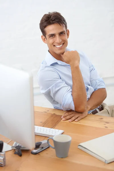 Sprawia Technologia Działa Niego Przystojny Młody Biznesmen Siedzący Biurkiem Spoglądający — Zdjęcie stockowe