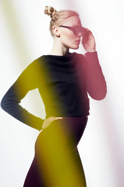 Strosar Stil Multi Studio Skott Fantastisk Blond Kvinna Slående Pose — Stockfoto
