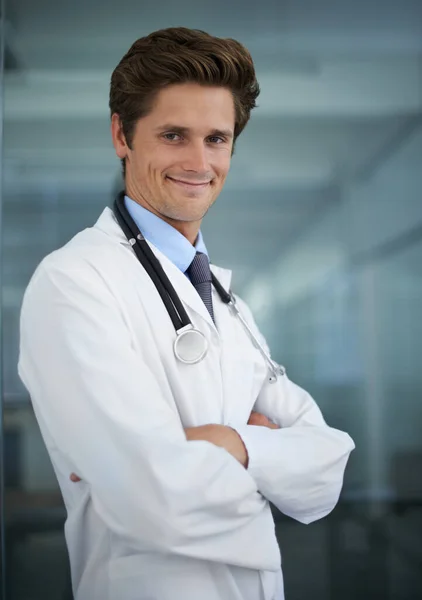 Hastaya Karşı Tutumu Çok Iyidir Boynunda Steteskopla Kameraya Gülümseyen Yakışıklı — Stok fotoğraf