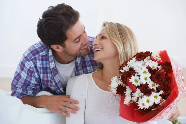 Voor Mijn Liefde Een Man Suprsing Zijn Partner Met Bloemen — Stockfoto