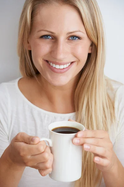 Nie Nic Lepszego Niż Filiżanka Kawy Początek Dnia Portret Uśmiechniętej — Zdjęcie stockowe