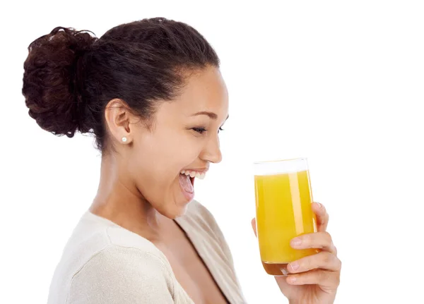 Encanta Jugo Naranja Mujer Joven Sonriendo Riendo Mientras Bebe Vaso —  Fotos de Stock