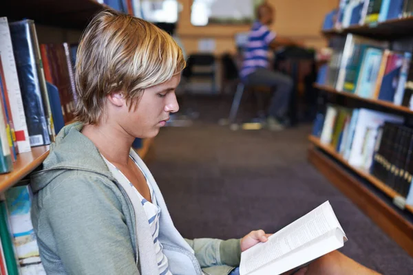 Szorgalma Kifizetődik Vizsgák Alatt Fiatal Főiskolai Hallgató Padlón Egy Könyvtár — Stock Fotó