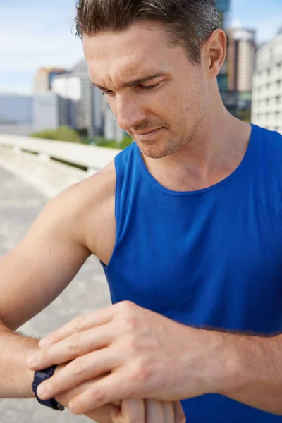 Dia Teste Tempo Imagem Recortada Corredor Masculino Ajustando Seu Relógio — Fotografia de Stock