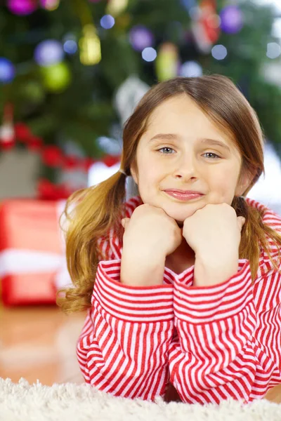 Várja Várakozást Egy Mosolygó Kislány Copfban Pizsamájában Karácsonyfa Előtt — Stock Fotó