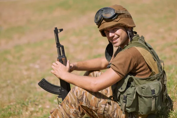 Glad Att Stå Till Tjänst Ung Soldat Sitter Gräset Utanför — Stockfoto