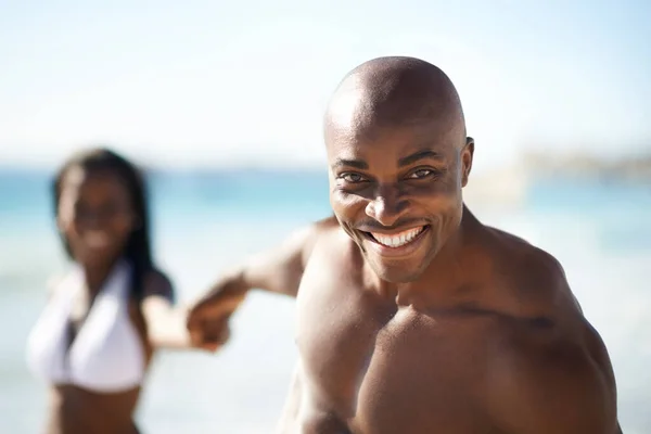 ビーチで手をつないでください 妻とビーチで戯れているアフリカ系アメリカ人の興奮した男 — ストック写真