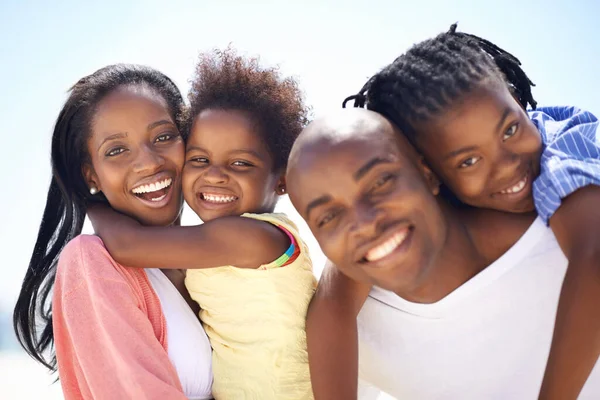 Dimensioni Dei Loro Sorrisi Mostrano Quanto Siano Felici Due Genitori — Foto Stock