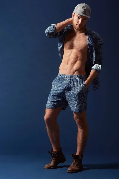 Striking Pose Muscular Young Man Open Shirt Unique Fashion Sense — Stock Photo, Image