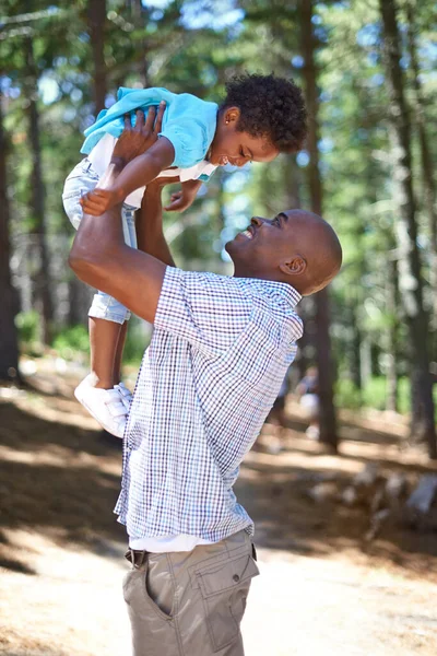 上へ行け 自然の中で屋外で彼の娘と遊んで幸せな若いアフリカの父親 — ストック写真