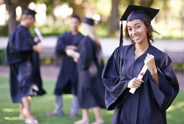 Sentirse Realizado Retrato Una Graduada Sonriente Sosteniendo Diploma Con Sus — Foto de Stock