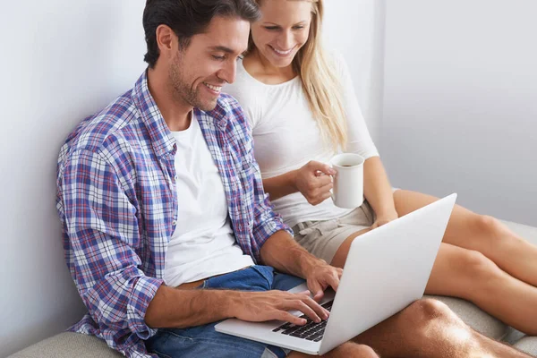 Online Shopping För Deras Nya Hem Ett Lyckligt Ungt Par — Stockfoto