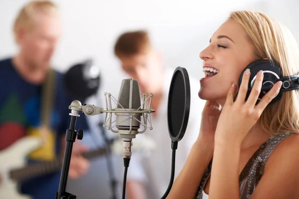 Enchendo Com Uma Canção Cheia Alma Uma Mulher Cantando Microfone — Fotografia de Stock