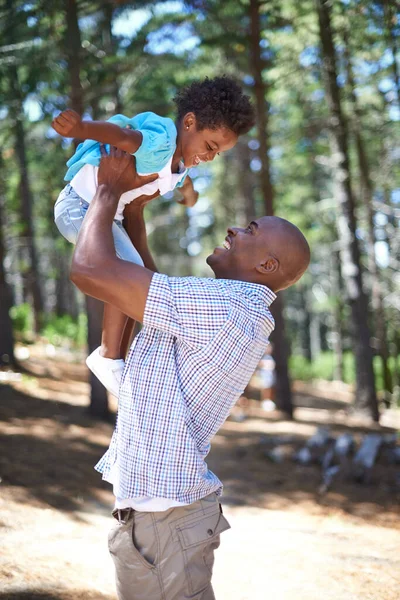 もっと高いお父さん 自然の中で屋外で彼の娘と遊んで幸せな若いアフリカの父親 — ストック写真