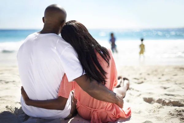 Uppskattar Familjen Ett Kärleksfullt Afrikanskt Amerikanskt Par Som Kramas Och — Stockfoto