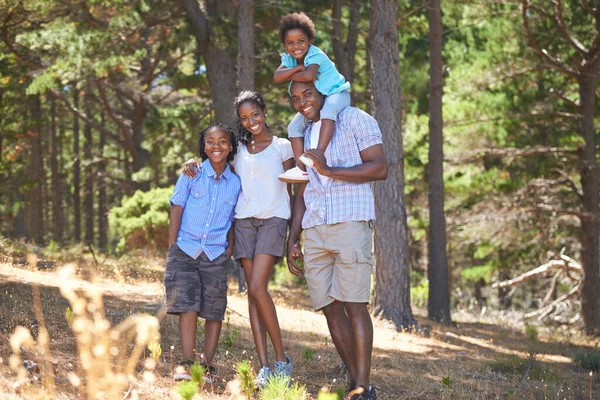 ハイキングは彼らの好きな週末の活動です 森で一日を楽しむアフリカ系アメリカ人の家族の肖像 — ストック写真